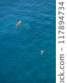 人在海裡游泳 117894734