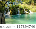 瀑布落入湖中 117894740