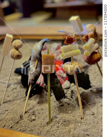 在爐邊燒烤 在爐邊燒烤 117894800