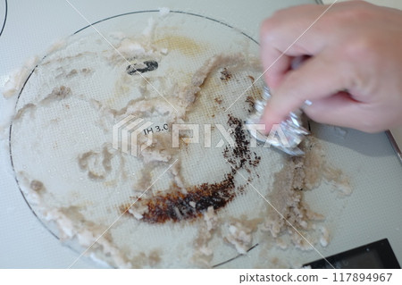 清潔雙手被 IH 加熱器燙傷 清潔雙手被 IH 加熱器燙傷 117894967