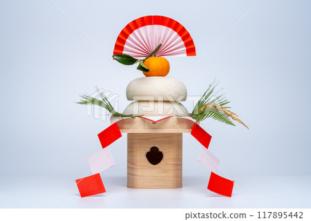 中央放置真正的年糕“鏡餅”的照片，白色背景，帶有三寶（底座） 117895442