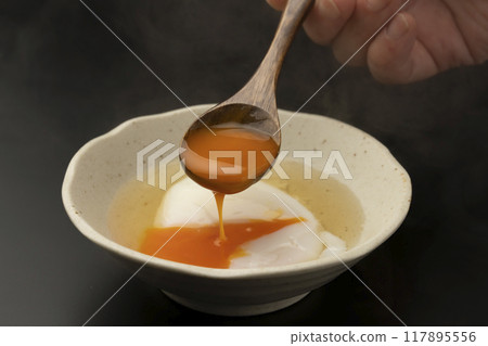 用湯匙舀出溫泉蛋 117895556