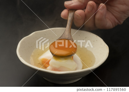 用湯匙舀出溫泉蛋 117895560