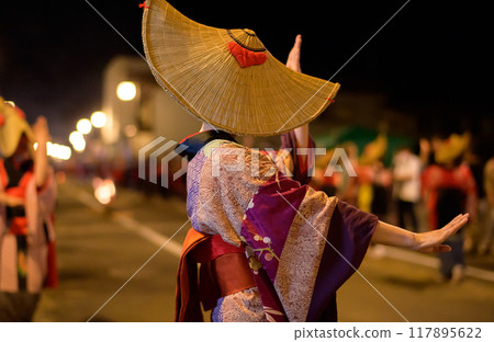 A woman dancing in a woven hat and a hem-stitched kimono at the Nishimonai Bon Odori Festival in Akita Prefecture, 2024 A woman dancing in a woven hat and a hem-stitched kimono at the Nishimonai Bon Odori Festival in Akita Prefecture, 2024 117895622
