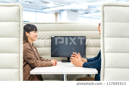 Businessmen and businesswomen talking at private booths 117895913