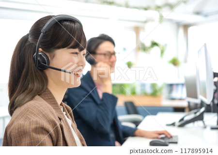 Businessmen and businesswomen working in free-address offices 117895914