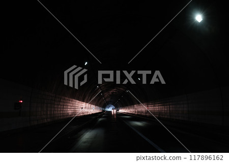 黑暗隧道中美麗的光線 117896162