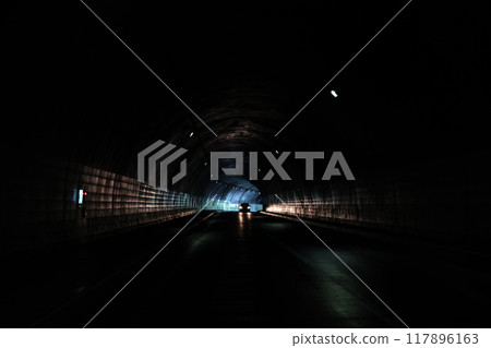 黑暗隧道中美麗的光線 黑暗隧道中美麗的光線 117896163