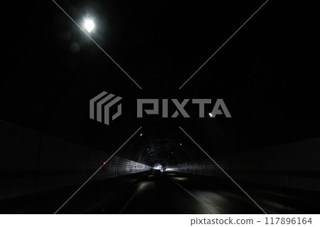 黑暗隧道中美麗的光線 117896164