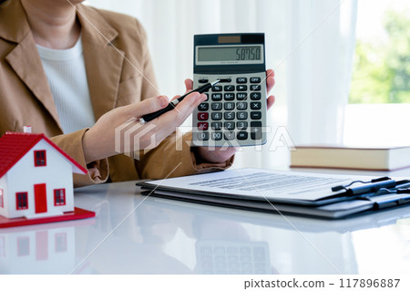 Real estate agent show house price. Real estate agent show house price. 117896887