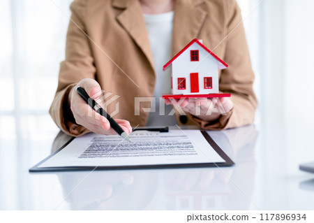 Real estate agent negotiating contract with buyer. 117896934