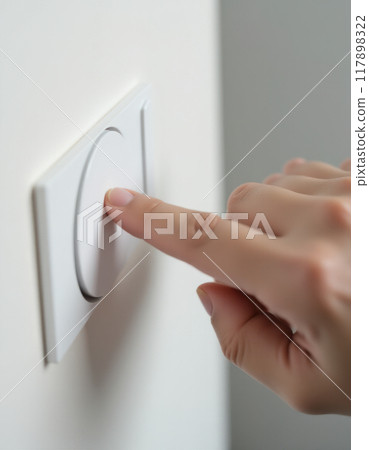 手按下開關按鈕 117898322