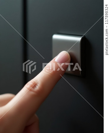 手按下開關按鈕 117898324