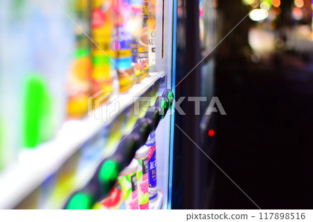 貨架上陳列的自動販賣機 貨架上陳列的自動販賣機 117898516