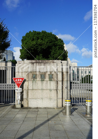 The main gate of the National Diet Building, shining against the blue sky (Nagatacho, Chiyoda Ward, Tokyo) 117898704