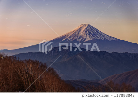 Mount Fuji at dawn as seen from Minamidaibosatsu and Okura Takamaru Mount Fuji at dawn as seen from Minamidaibosatsu and Okura Takamaru 117898842