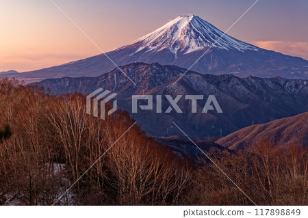 從Namdao和Takamaru Takamaru的佛教形像看見的黎明富士山 117898849