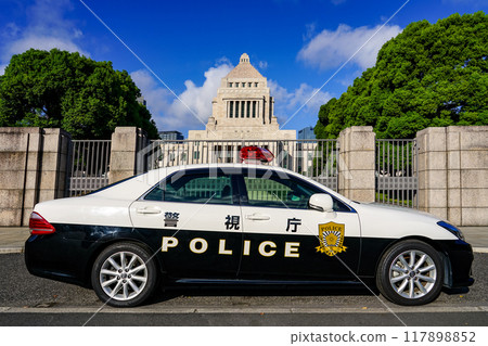 藍天背景下國會議事堂前的警車(東京都千代田區永田町) 藍天背景下國會議事堂前的警車(東京都千代田區永田町) 117898852