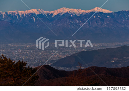 從南大菩薩和大倉高丸看日出時的白峰三山和甲府盆地的城市景觀 從南大菩薩和大倉高丸看日出時的白峰三山和甲府盆地的城市景觀 117898882