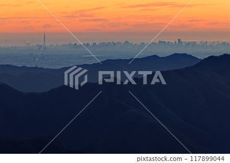 從南大菩薩大倉高丸看市中心的建築物和黎明時分的東京晴空塔 從南大菩薩大倉高丸看市中心的建築物和黎明時分的東京晴空塔 117899044