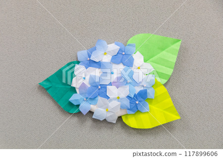 用摺紙製作的繡球花 117899606