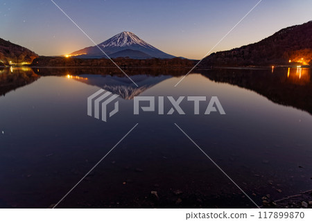 從精進湖畔看到的富士山的餘輝 117899870