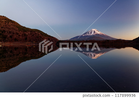 從精進湖畔看到的富士山的餘輝 從精進湖畔看到的富士山的餘輝 117899936