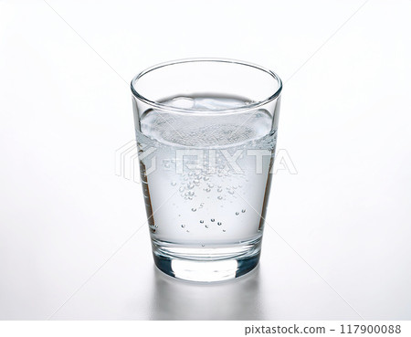 玻璃杯中的碳酸水 117900088