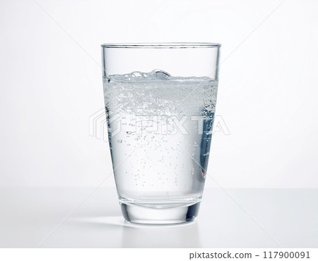 玻璃杯中的碳酸水 117900091
