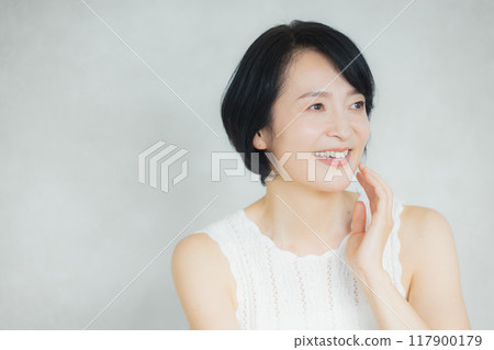 做皮膚護理的中年婦女 117900179
