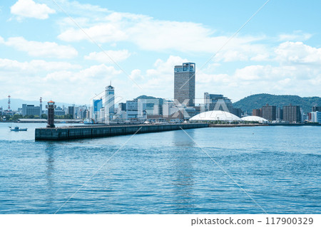 香川縣高松太陽港的景色(從過境的渡輪上) 香川縣高松太陽港的景色(從過境的渡輪上) 117900329