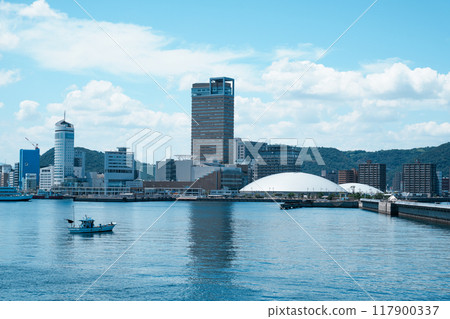 香川縣高松太陽港的景色(從過境的渡輪上) 香川縣高松太陽港的景色(從過境的渡輪上) 117900337