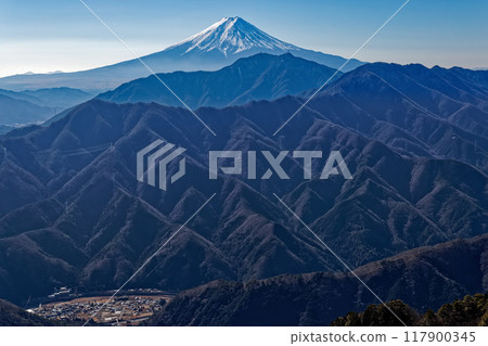 從瀧子山眺望冬天的富士山和初朔山脈 117900345