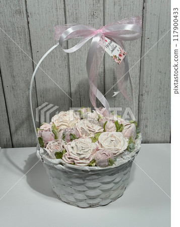Marshmallows in a basket. Marshmallow flowers. Homemade marshmallows. The inscription on the tag in Russian Made with love. Marshmallows in a basket. Marshmallow flowers. Homemade marshmallows. The inscription on the tag in Russian Made with love. 117900433