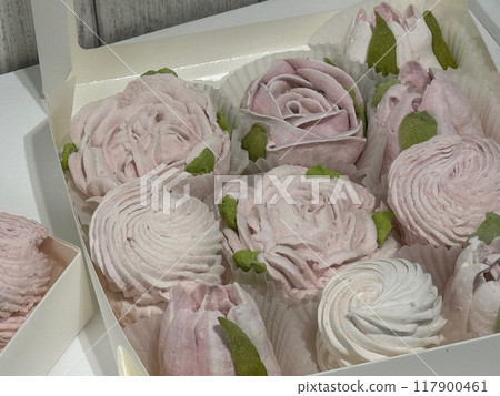 Homemade marshmallows in open boxes. Marshmallow flowers and classic marshmallows. Homemade marshmallows in open boxes. Marshmallow flowers and classic marshmallows. 117900461