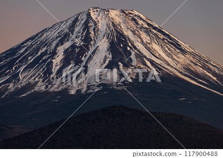 從精進湖畔看到的富士山的餘輝 117900488