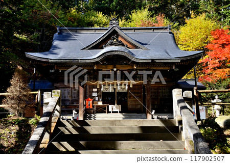 The worship hall of Yoshitsune Shrine in Biratori Town, Saru District (from the front) 117902507