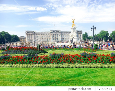 Travel to England: Buckingham Palace and flowers in the palace gardens Travel to England: Buckingham Palace and flowers in the palace gardens 117902644