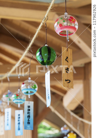 群馬縣草津溫泉的懷舊昭和時代木製走廊「湯呂廣場」的風鈴 群馬縣草津溫泉的懷舊昭和時代木製走廊「湯呂廣場」的風鈴 117902926