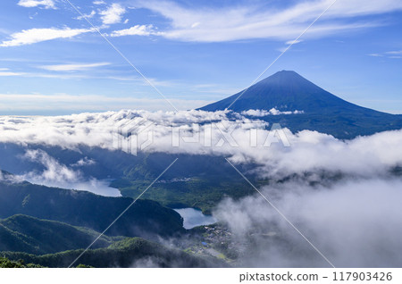 從山梨縣大嶽山附近的山脊線看到的富士山和雲海 從山梨縣大嶽山附近的山脊線看到的富士山和雲海 117903426