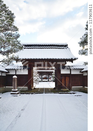 Hokoji Temple Gate (Niigata Prefecture) 117903611