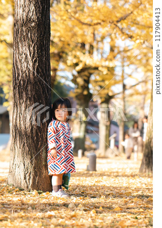 在秋天公園玩耍的女孩 117904413