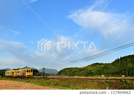 黃色火車穿過鄉村 黃色火車穿過鄉村 117904662