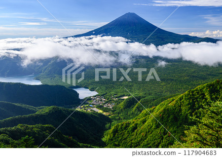 從山梨縣小嶽山和嶽山之間的山脊線看到的富士山和山脈 117904683