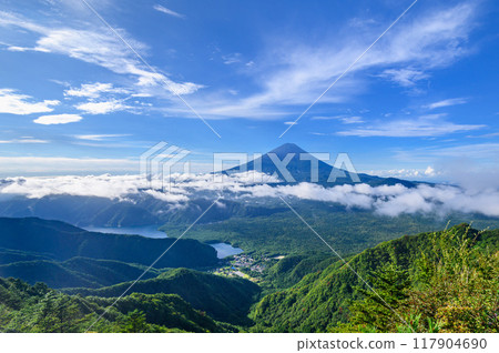 從山梨縣小嶽山和嶽山之間的山脊線看到的富士山和山脈 從山梨縣小嶽山和嶽山之間的山脊線看到的富士山和山脈 117904690