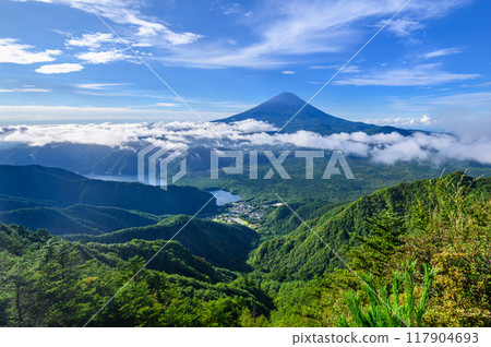 從山梨縣小嶽山和嶽山之間的山脊線看到的富士山和山脈 117904693