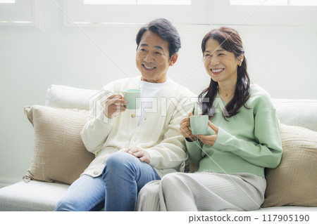 客廳裡的中年夫婦 117905190