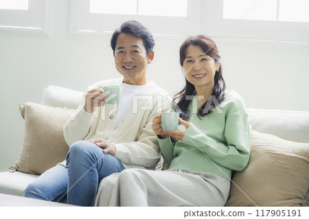 客廳裡的中年夫婦 117905191