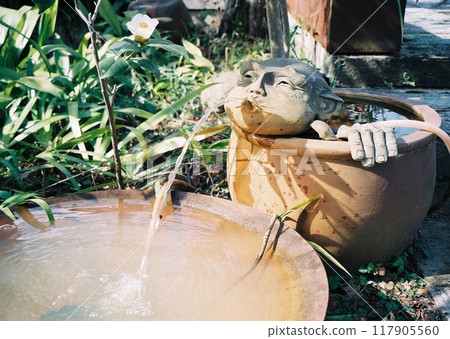 從瓶子裡噴水的生物雕像 117905560