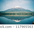 從山中湖看到晴朗的天空和倒置的富士山 117905563